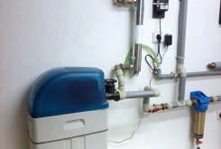 Zmäkčovač vody AquaSoftener pre rodinný dom + filter hrubých nečistôt a UV lampa pre odstránenie baktérií