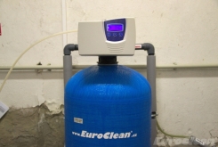 Změkčovač vody AquaSoftener v suterénu obytného domu na sídlišti v Roudnici nad Labem