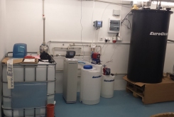 Systém určený pro ředění formaldehydu jehož součástí je změkčení vody AquaSoftener